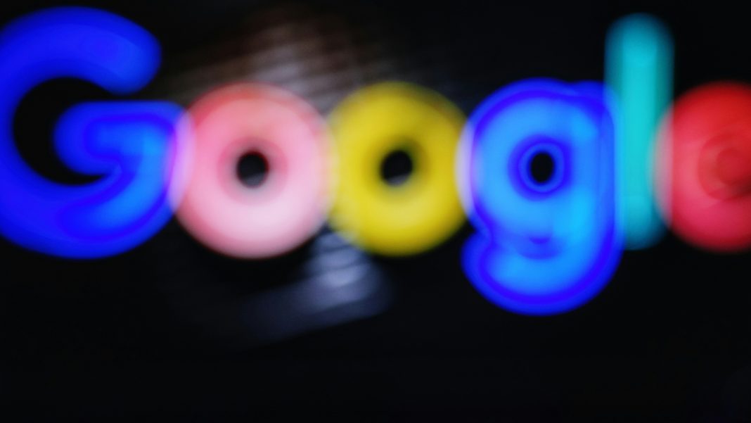 Google запроваджує нову позначку: хто фінансує рекламу в пошуку